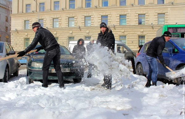 Фото Уборка снега вручную