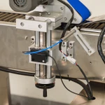 фото Автоматический этикетировщик ЭМ05.06 с вертикальной подачей 150 шт/мин