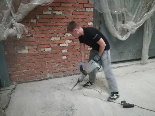 Фото Демонтаж стен, проёмов, дверей, пола, труб 