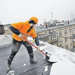 Уборка снега вручную с крыш и территорий