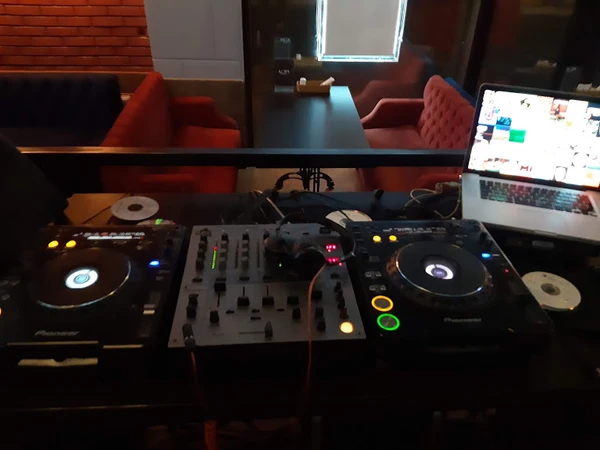 Фото Dj с оборудованием
