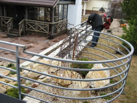 Фото Переносные металлические дорожные ограждения, фан-барьеры