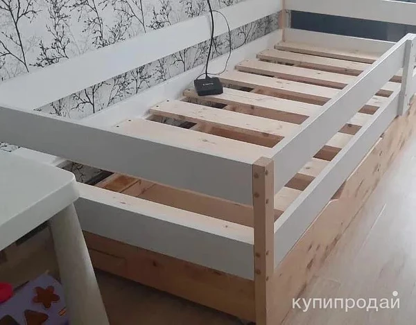 Фото Кровать из массива дерева