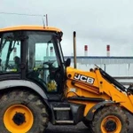 Экскаватор погрузчик JCB и самосвалы 20 куб метр