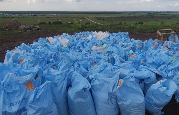 Фото Плодородная земля в мешках