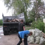 Фото №4 Вывоз мусора в Иркутске - Сами спустим и загрузим