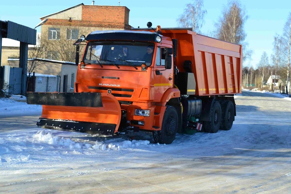 Фото Дорожная Машина КДМ-7881010 на базе самосвала КамАЗ 6520 (Передний поворотный отвал + Средняя щетка)