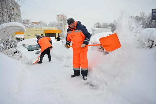 Фото Уборка снега в ручную