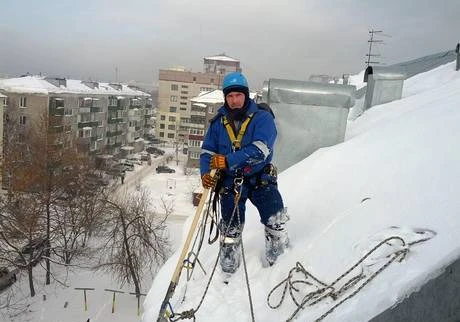 Фото Очистка кровель и крыш от снега, наледи и сосулек