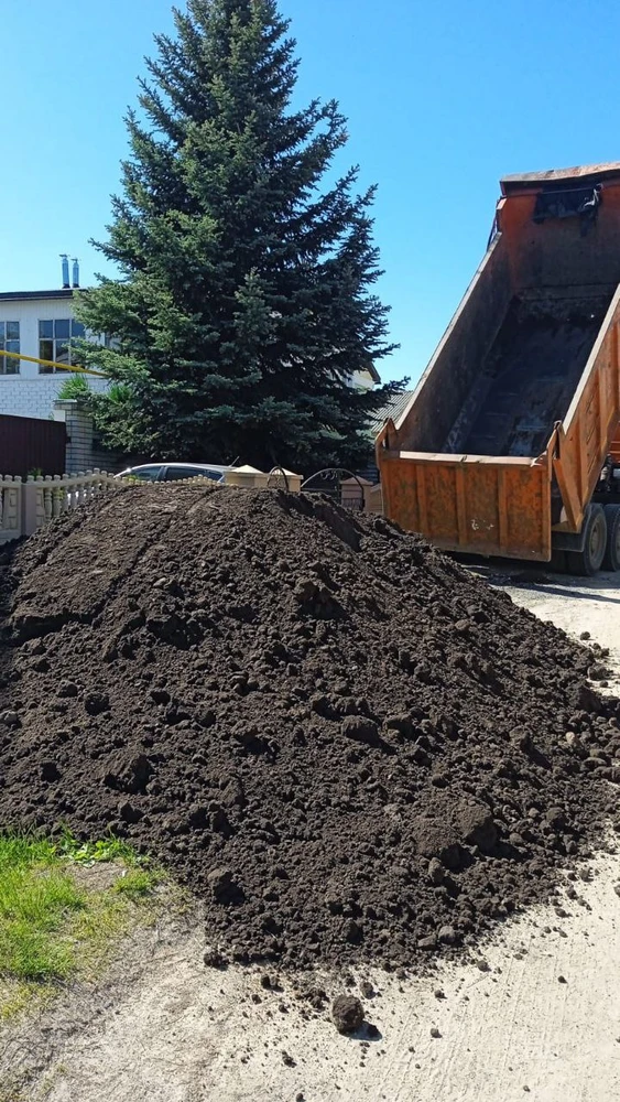 Фото Чернозём плодородный грунт/перегоной / навоз