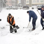 Убрать снег лопатами