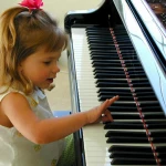 Обучаю игре на фортепиано. Уроки вокала,сольфеджио. 