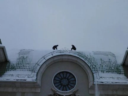 Фото Очистка крыш от снега и сосулек