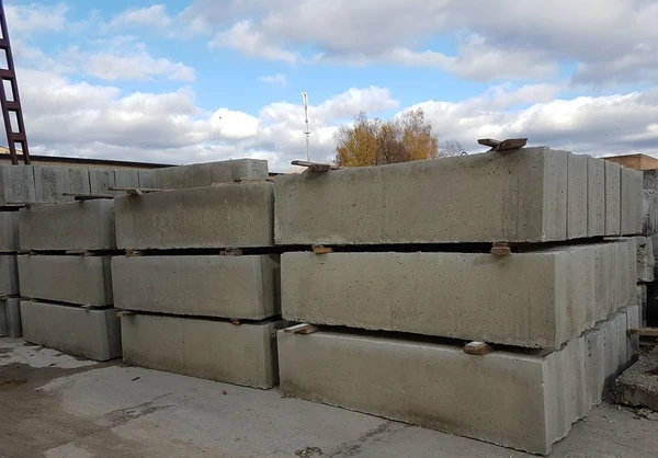 Фото Фундаментный блок ФБС 9.3.6т 880х300х580 мм