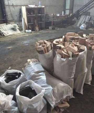 Фото Уголь и дрова в мешках