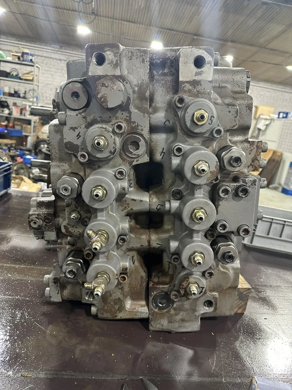 Фото 4632973 Гидрораспределитель (Гидравлический распределитель) Hitachi ZX450-3, ZX470-3, ZX520-3.