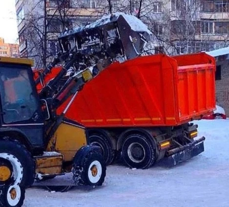 Фото Уборка снега с зон траффика.