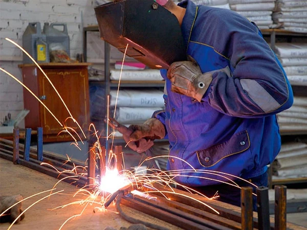 Фото Сварщик с выездом. Услуги сварщика.