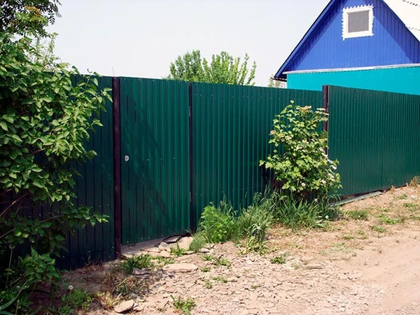 Фото Строительство заборов из профнастила, штакетника