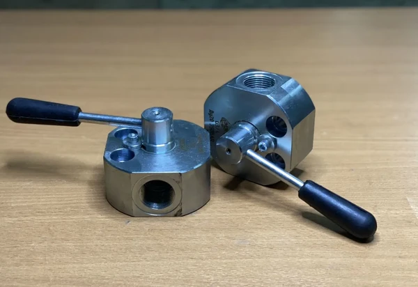 Фото Кран гидравлический 3-х ходовой