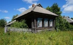 фото Бревенчатый дом в тихой деревне,