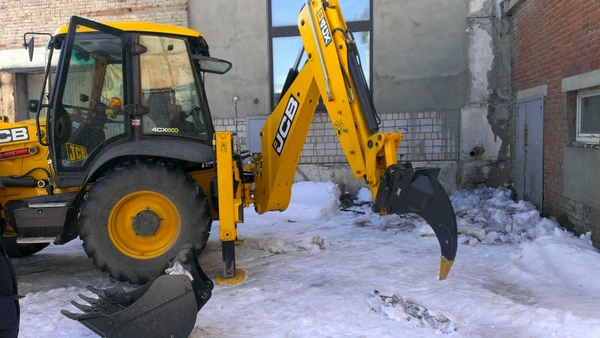 Фото Аренда клыка-рыхлителя на базе экскаватора-погрузчика JCB