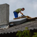 Ремонт крыш. Установка коньков, водостоков, желобов. Очистка от мусора крыши и водостоков.