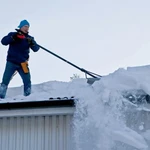 Чистка снега с крыш и придомовых територий