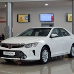 Предлагаю в аренду автомобиль бизнес класса с водителем.Автомобиль Toyota Camry,цвет белый 