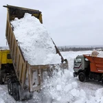 Вывоз снега самосвалами, уборка снега погрузчиком