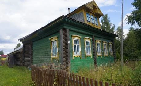 Фото Бревенчатый дом в жилой деревне,