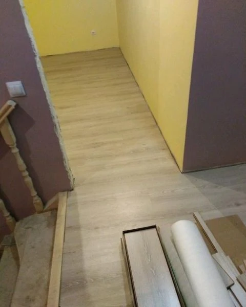 Фото Укладка линолеума. Монтаж Плинтусов. Ламината