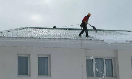 Фото Уборка снега наледи с крыш с территорий