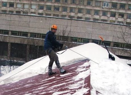 Фото Сброс снега с крыши в Новосибирске