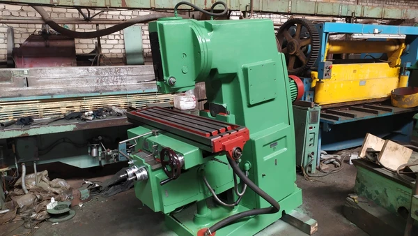 Фото Вертикально-фрезерный станок 6Р12