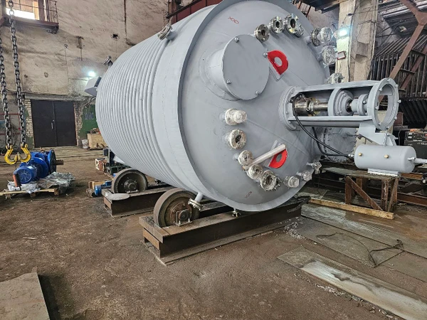 Фото Аппарат цельносварной объем 32 м3 с рубашкой , с мешалкой