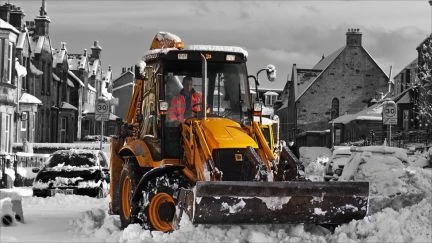 Фото Уборка и вывоз снега экскаватором-погрузчиком JCB