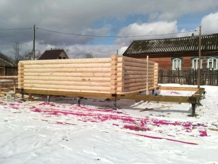 Фото Дома и бани из оцилиндрованного бревна