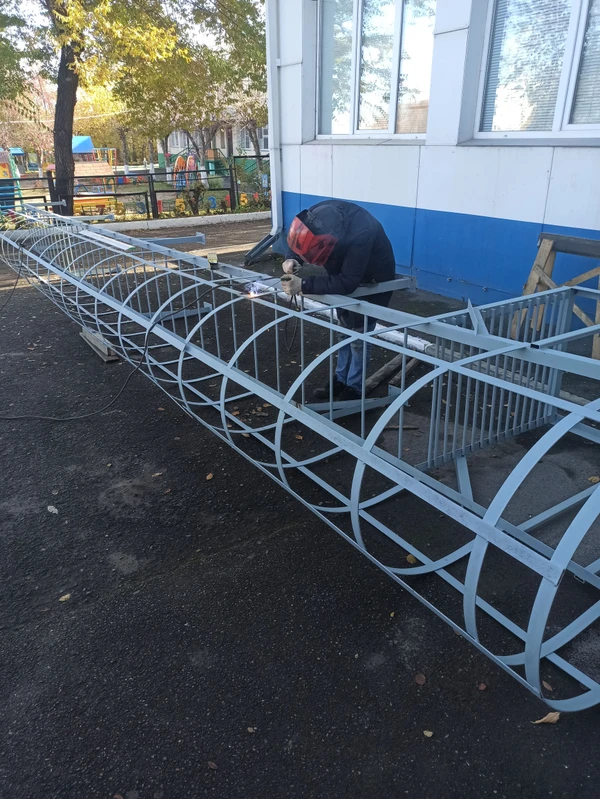 Фото Пожарная вертикальная металлическая лестница