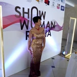 Ведущая поющая. 