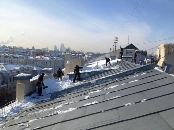 Фото Очистка кровли от снега и сосулек