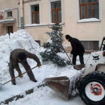 Уборка снега вручную и спецтехникой, Очистка кровли