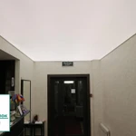 фото Монтаж теневого натяжного потолка в Омске