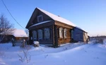 фото Крепкий бревенчатый дом в тихой деревне, недалеко от Волги,