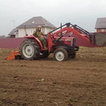 Вспашка земли мини трактором. Устройство газона