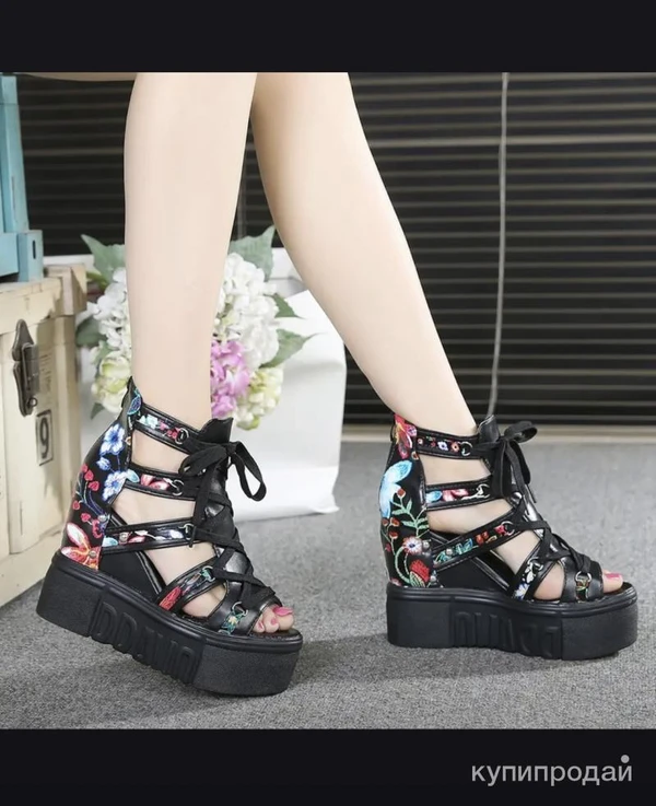 Фото Босоножки с принтом удобные