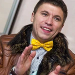 Ведущий  Андрей Римский. На, держи конфетку )