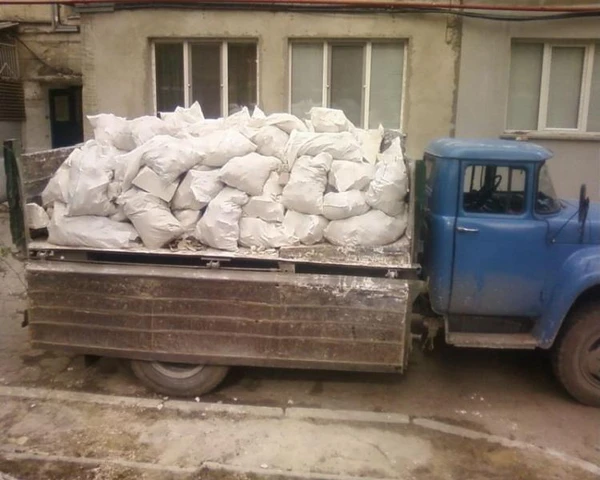 Фото Вывоз мусора ,самосвал ,газон