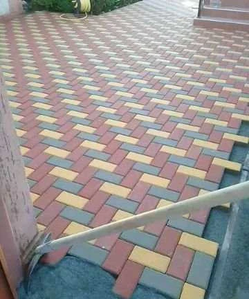 Фото Укладка тротуарной плитки. Сад благоустройство