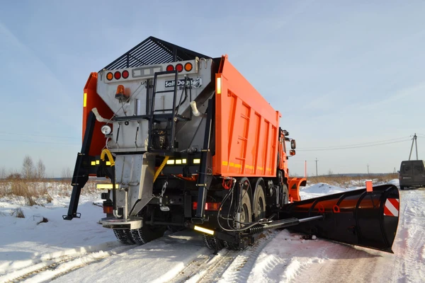 Фото КДМ-7881010 на базе самосвала КамАЗ-6520 (Пескоразбрасыватель (нерж. сталь) + Баки для увлажнения + Передний отвал + Боковой отвал)